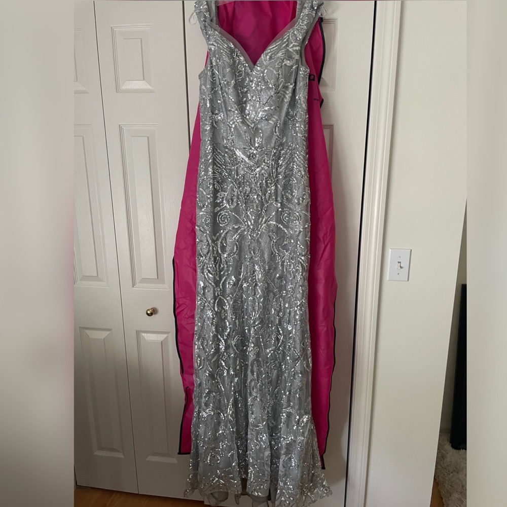 Stunning silver mermaid style dress JVN by Jovani - Picture 2 of 7
